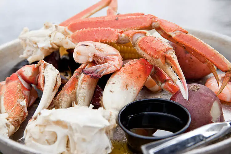 Tips for serving steamed Dungeness crab legs